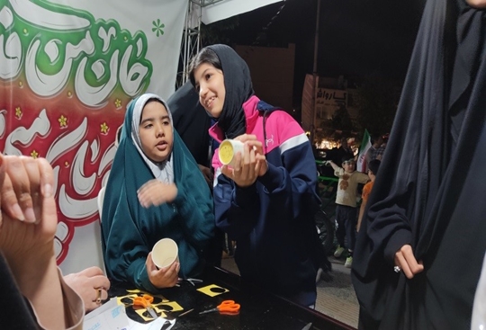 ساخت چراغ‌خواب با طرح صورت‌های فلکی ماه تولد در غرفه علمی کانون در تجمعات مردمی